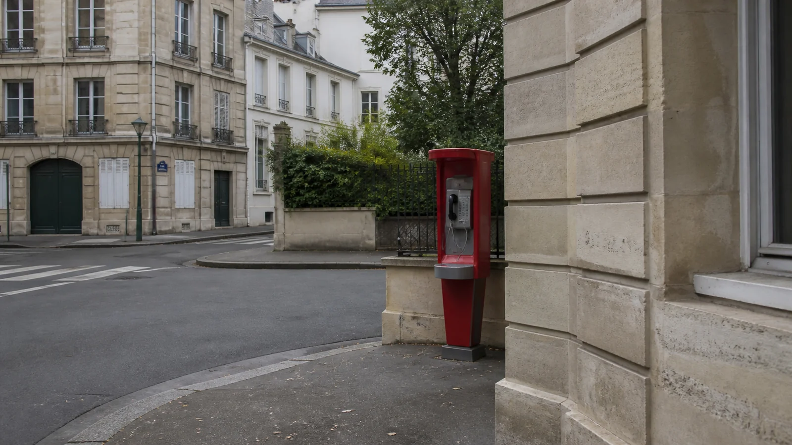Borne d’appel dans une rue calme par temps couvert